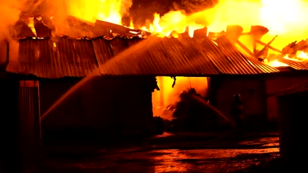 Brandweerlieden blussen een brand — Stockvideo
