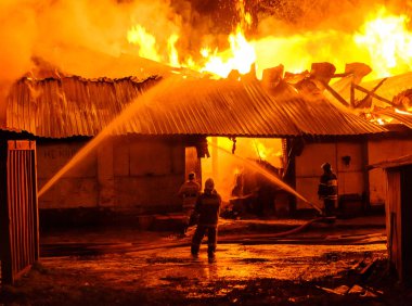 İtfaiyeciler yangını söndürür.