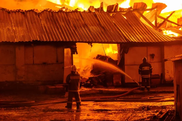 Bombeiros extinguem um incêndio — Fotografia de Stock