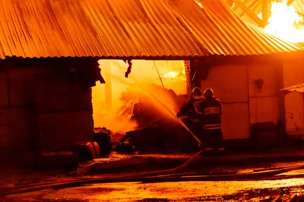 Feuerwehrleute löschen einen Brand — Stockfoto