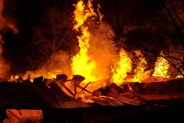 Brand bij industriële magazijn — Stockfoto