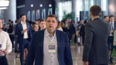 İnsanlar Crocus Expo Hall sinerji küresel Forum katılmak