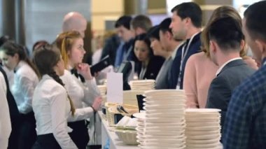 Ziyaretçi bir kafede kahve molası, öğle yemeği sipariş