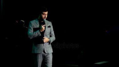 Ünlü Rus şovmen Ivan Urgant sinerji küresel Forumu'nda gerçekleştirir