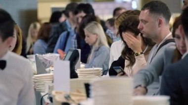 Ziyaretçi bir kafede kahve molası, öğle yemeği sipariş