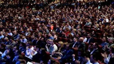 İzleyici olarak konferans salonu