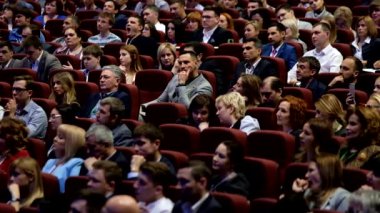 İzleyici olarak konferans salonu