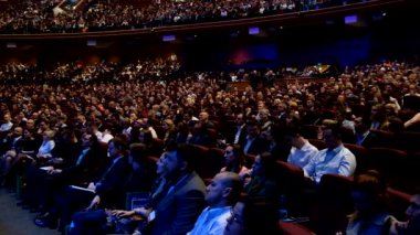 İzleyici olarak konferans salonu