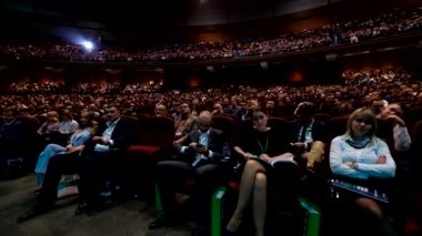 İzleyici olarak konferans salonu
