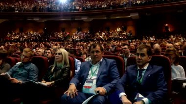 İzleyici olarak konferans salonu