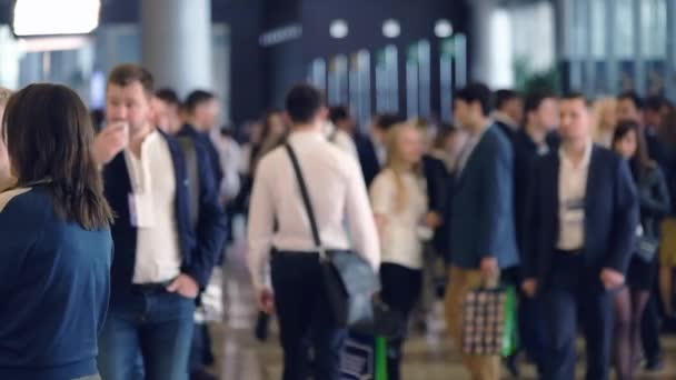 La gente asiste al Foro Global de Sinergia en Crocus Expo Hall — Vídeos de Stock