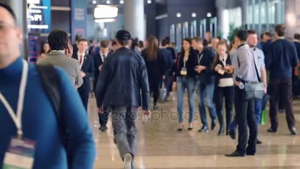 Les gens assistent à Synergy Global Forum au Crocus Expo Hall — Video