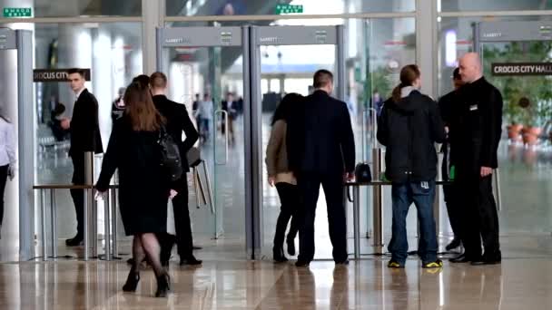 Besökare passerar säkerhetskontrollen — Stockvideo