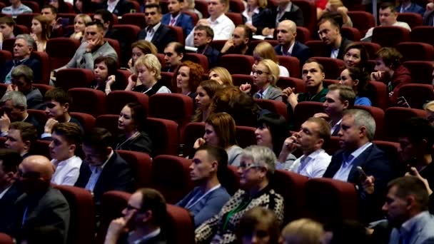 Audiência na sala de conferências — Vídeo de Stock