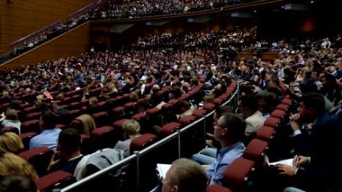 İzleyici olarak konferans salonu