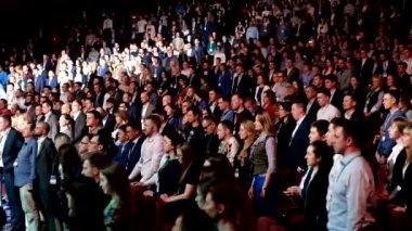 İzleyici olarak konferans salonu