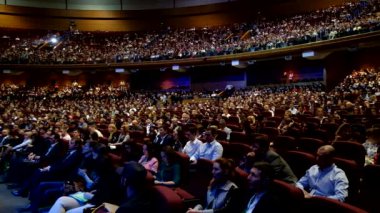 İzleyici olarak konferans salonu