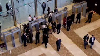 Güvenlik denetimi geçen ziyaretçi
