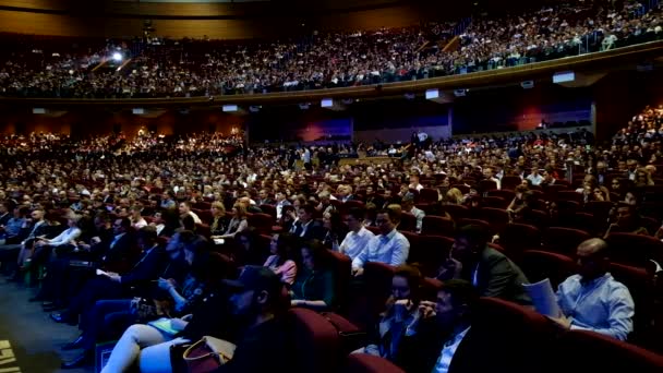 Audiência na sala de conferências — Vídeo de Stock