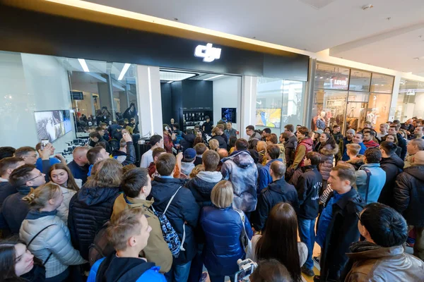 Multitud de personas en la inauguración de DJI Store — Foto de Stock