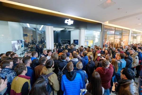 Multitud de personas en la inauguración de DJI Store — Foto de Stock