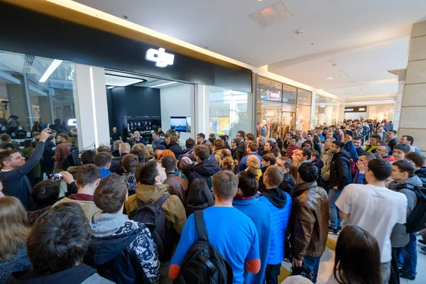 Crowd of people at the opening of DJI Store — Stock Photo, Image