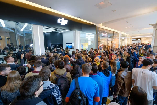 Crowd of people at the opening of DJI Store — Stock Photo, Image