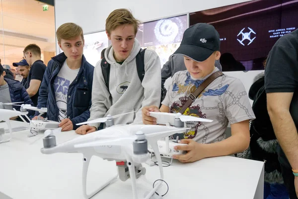 Zákazníci sledovat kvadrokoptéry na otevření obchodu Dji — Stock fotografie