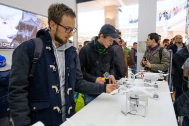 Müşteriler ile DJI indeks işlem mağaza açılışında quadrocopters izle