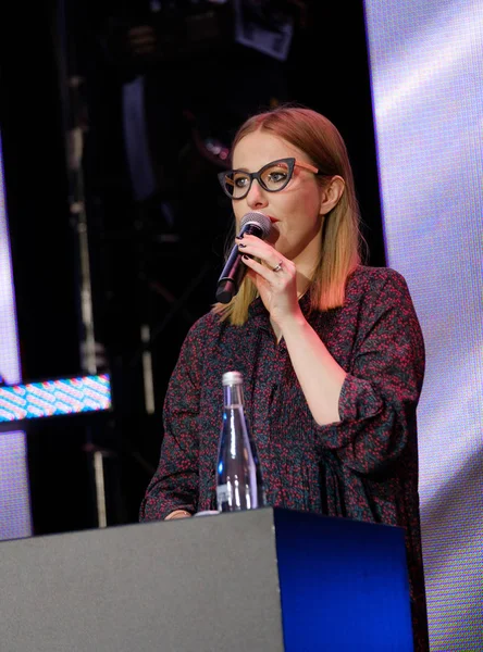 Ksenia Sobczak wykonuje na konferencji biznesowej — Zdjęcie stockowe