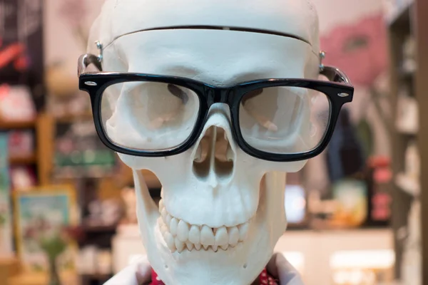 Cara de crânio usando óculos — Fotografia de Stock