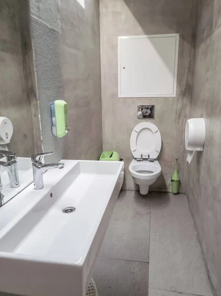公共トイレの部屋のインテリア — ストック写真