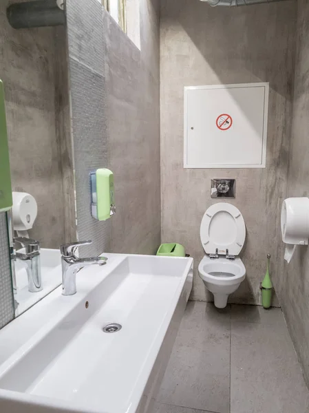 Intérieur d'une salle wc publique — Photo