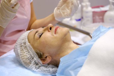 Bir klinik kozmetik prosedür gösteri