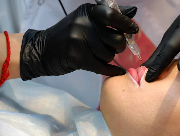 Demostración del procedimiento de cosmetología en una clínica — Foto de Stock