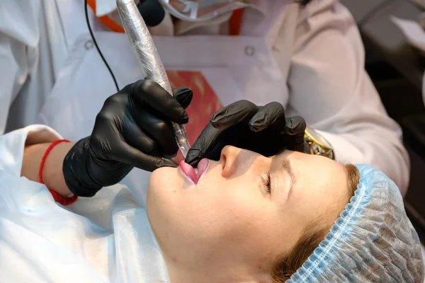 Demonstração de procedimento de cosmetologia em uma clínica — Fotografia de Stock