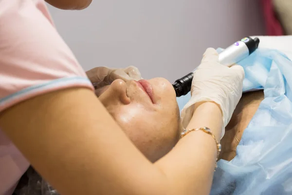 Kosmetologia procedury demonstracji w klinice — Zdjęcie stockowe