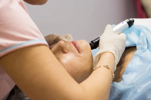 Demonstração de procedimento de cosmetologia em uma clínica — Fotografia de Stock