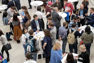 İnsanlar bir konferansta kahve arası üzümlü çörek almak
