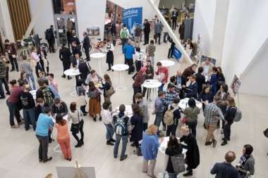 İnsanlar bir konferansta kahve arası üzümlü çörek almak