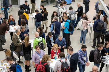 İnsanlar bir konferansta kahve arası üzümlü çörek almak