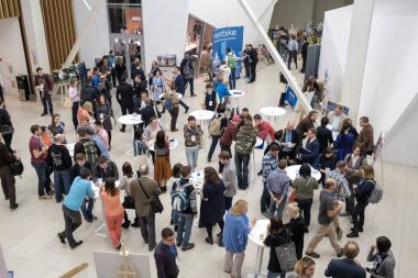 İnsanlar bir konferansta kahve arası üzümlü çörek almak