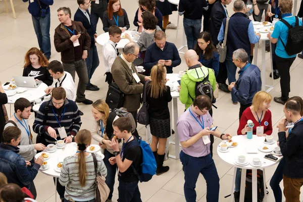 Mensen nemen broodjes met rozijnen op een koffiepauze tijdens een conferentie — Stockfoto