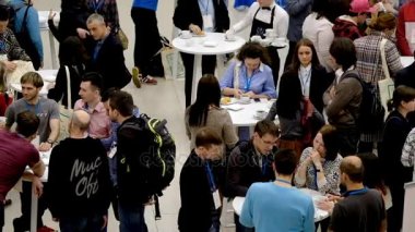 İnsanlar bir konferansta kahve arası üzümlü çörek almak