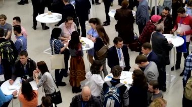 İnsanlar bir konferansta kahve arası üzümlü çörek almak