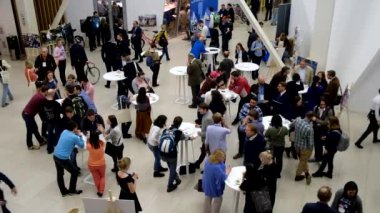 İnsanlar bir konferansta kahve arası üzümlü çörek almak