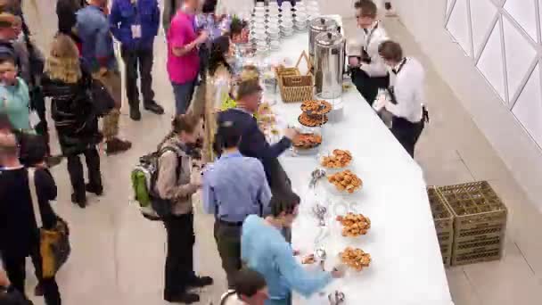 La gente prende i panini con uva passa su una pausa caffè ad una conferenza — Video Stock