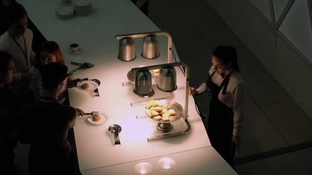 Mensen nemen broodjes met rozijnen op een koffiepauze tijdens een conferentie — Stockvideo