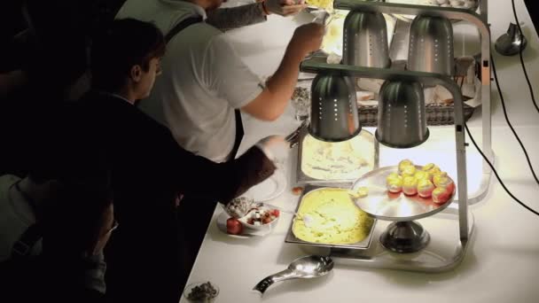 People take buns with raisins on a coffee break at a conference — Stock Video