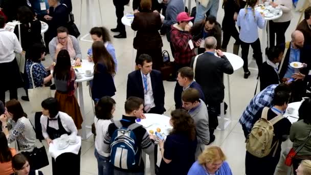 La gente toma bollos con pasas en una pausa para tomar café en una conferencia — Vídeo de stock